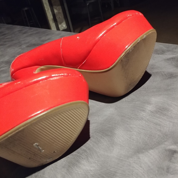 $40 Hot Pink Ladies Shoes, - Picture 4 of 5